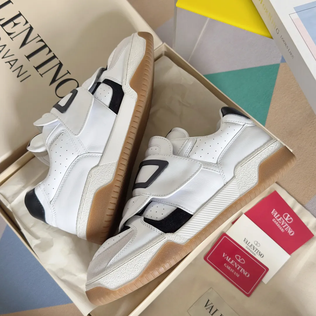 [Valentino] P: 880💰 Couple model, size: ▪️Size: Women's model 35-40 / Men's model 39-44 (45 customized) Valentino Valentino Couple model Joie de Jouer series Velcro Thick sole Bread shoes Couple model Casual sports shoes White shoes Original purchase and development Production Joie de Jouer series The style is simple but not out of style. The pure white base is paired with fresh green and soft beige, and the unique Velcro design highlights your personality. Every detail tells the fashion and quality. Wear it, take a confident step, and start the fashion journey. Exquisite packaging at the delivery counter🛍📦 ▪️Fabrics: Original custom imported first-layer cowhide ▪️Inner lining: Original custom-made soft sheepskin lining ▪️Outsole: Original open-molded anti-slip TPU material ▪️Sole thickness: 3.5CM